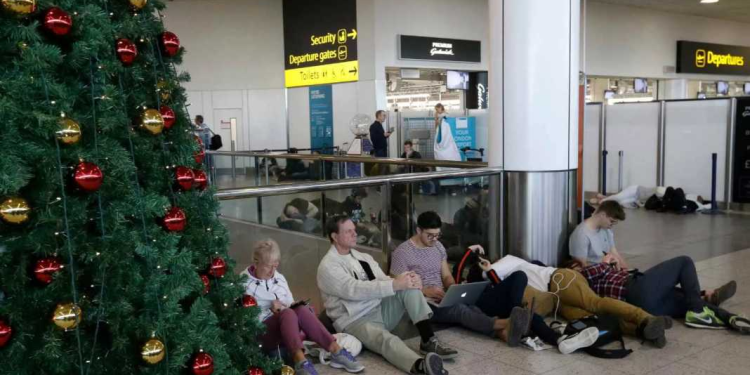 VIDEO/ Alarm në aeroportin e Londrës, evakuohen të gjithë pasagjerët në terminal