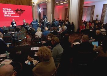 Alarm sigurie në aeroportin Gatwick të Londrës, evakuohet terminali