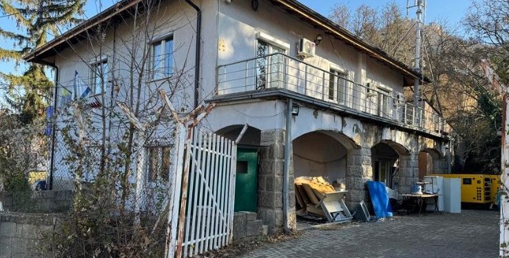 Sulmohet stacioni policor në Zveçan, hidhen dy granata dore