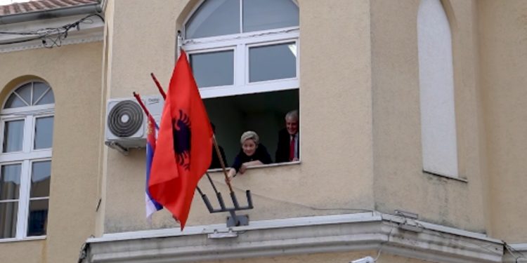 Presheva “tërbon” shtetin serb, kryetarja e komunës ngre flamurin shqiptar: Duam barazi dhe respekt