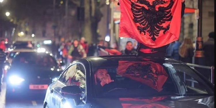 Enver Hoxha “mollë sherri” në 80-vjetorin e çlirimit! Komunistët përplasen me veteranët: Ai është legjendar