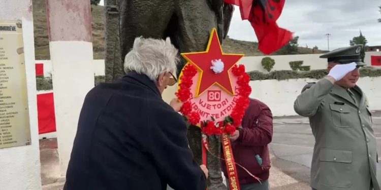Enver Hoxha “mollë sherri” në 80-vjetorin e çlirimit! Komunistët përplasen me veteranët: Ai është legjendar