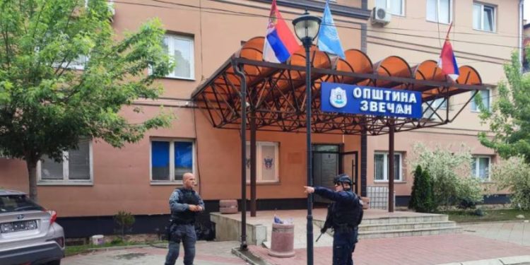 Shpërthim me granatë dore në Komunën e Zveçanit, dëmtohet ndërtesa dhe mjetet e parkuara