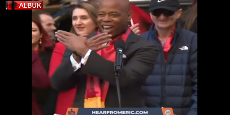 VIDEO/ Kryebashkiaku i Nju Jorkut bën shqiponjën, Adams: Djali im do të qëndrojë në Shqipëri