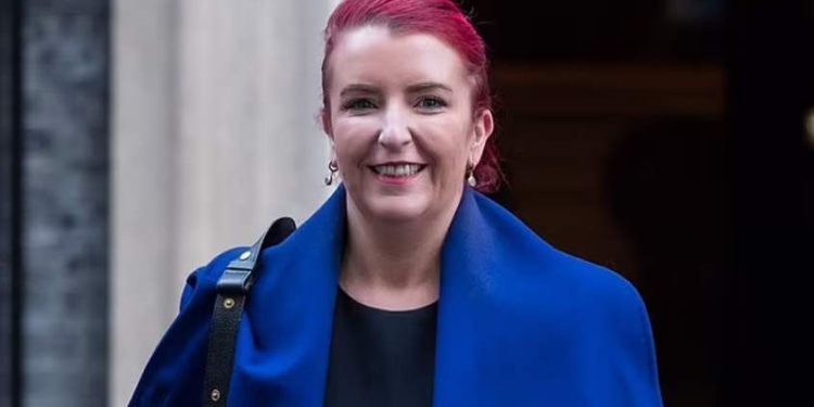 Dorëhiqet Sekretarja e Transportit në Britani/ Ishte dënuar për mashtrim të policisë në lidhje me një celular të vjedhur