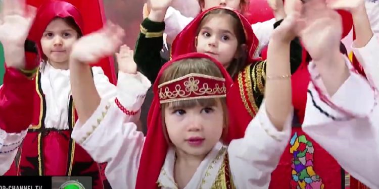 Arbëreshët festojnë kuqezi/ Kryebashkiaku i Hora e Arbëreshëve mori pjesë në një event festiv për fëmijët në Tiranë