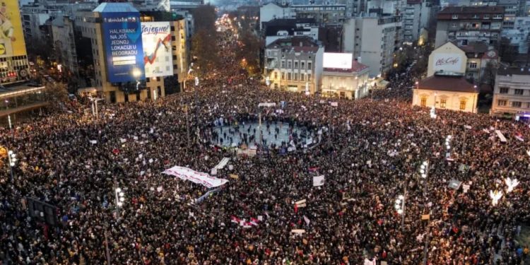 ‘Shpërthejnë’ protestat në Beograd kundër qeverisë, Vuçiç akuzon studentët: Po paguheni nga Perëndimi
