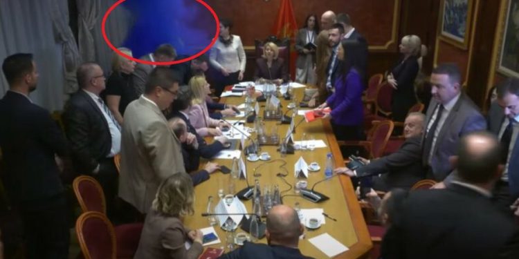 Kaos në Parlamentin e Malit të Zi, hidhet tymuese