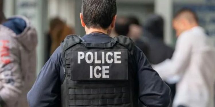 Dëbimet e imigrantëve nga SHBA nën Presidencën Biden tejkalojnë rekordin e Trump