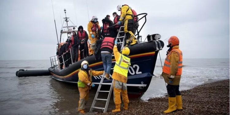 Nuk ndalet vala as për Krishtlindje, shpëtohen 107 emigrantë në La Mansh