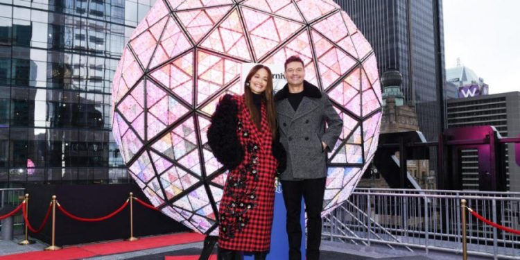 Rita Ora, Ryan Seacrest gati për të drejtuar koncertin e Vitit të ri në Nju Jork