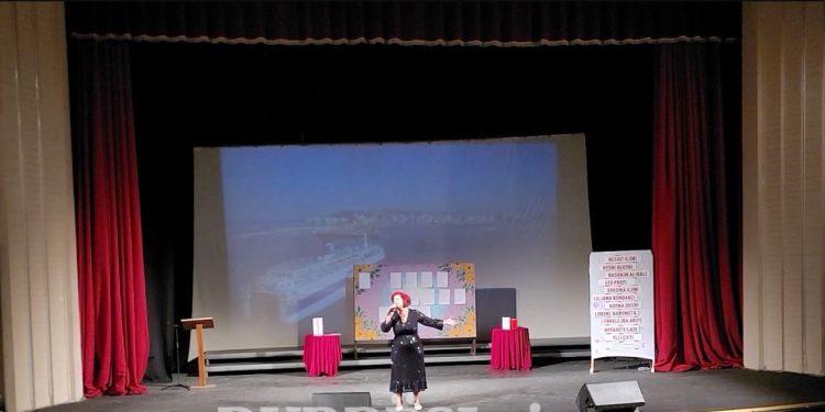 ‘Nata e falenderimeve’ në Durrës, koncerti festiv i fundvitit që ngjalli emocione dhe nostalgji