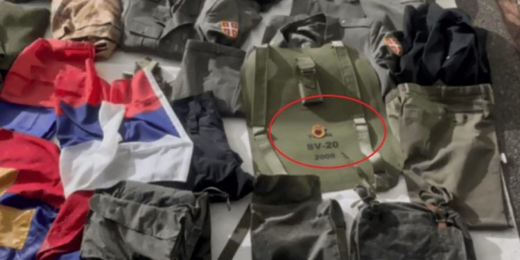 FOTO/ Sulmi terrorist në Veri, mes arsenalit ushtarak të sekuestruar edhe stema e UÇK