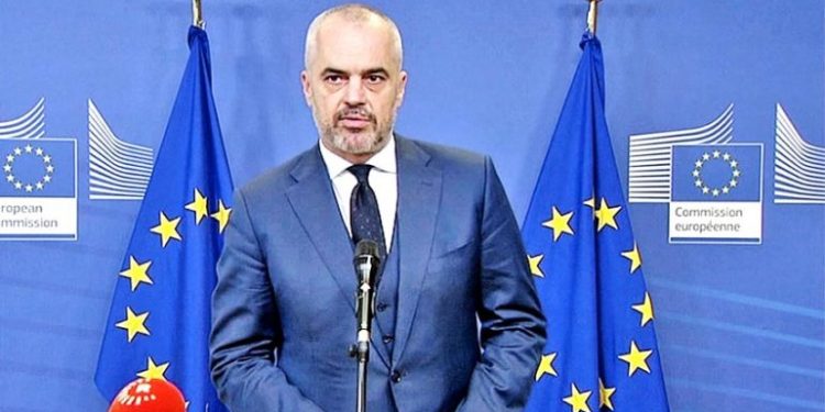 FOTO/ Sulmi terrorist në Veri, mes arsenalit ushtarak të sekuestruar edhe stema e UÇK