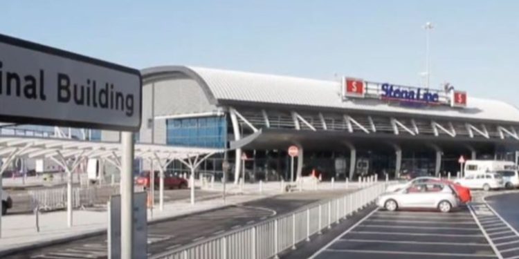 Kontrabandoi 14 shqiptarë drejt Britanisë në një kamion bagëtish, arrestohet shoferi irlandez