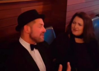 VIDEO/ E buzëqeshur dhe e lumtur, Parashqevi Simaku këndon italisht teksa darkon në restorant