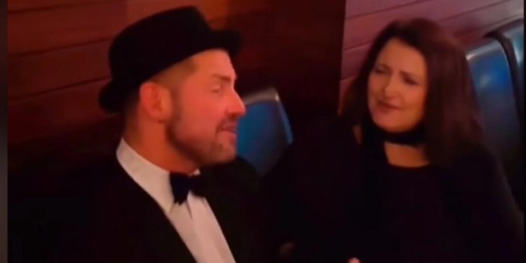 VIDEO/ E buzëqeshur dhe e lumtur, Parashqevi Simaku këndon italisht teksa darkon në restorant