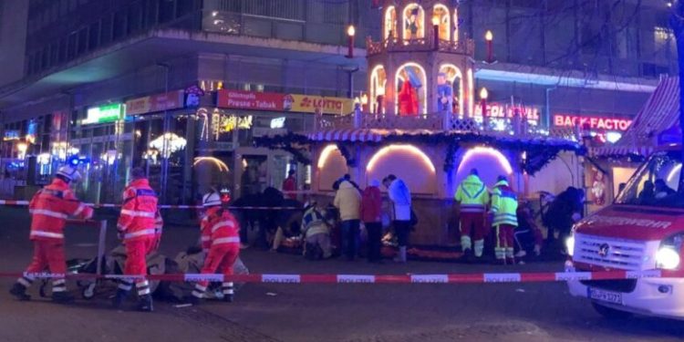 Dalin pamjet/ Makina përplas njerëzit në një treg krishtlindjesh në Gjermani, ka të vdekur