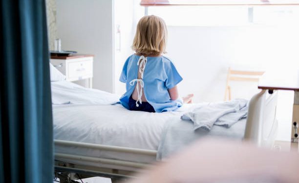 Britani, për herë të parë një fëmijë operohet me ndihmën e robotëve