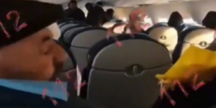 VIDEO/ Momente nga brenda avionit pak para se të rrëzohej, panik te pasagjerët