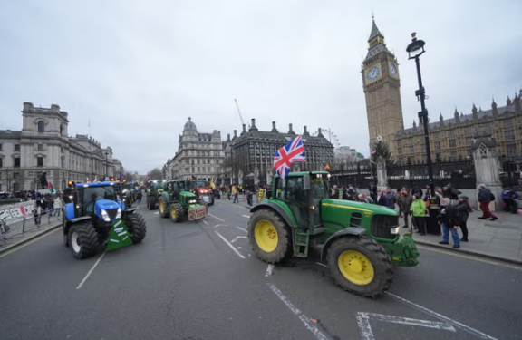 Fermerët anglezë bllokojnë qendrën e Londrës në protestë ndaj taksave të qeverisë laburiste