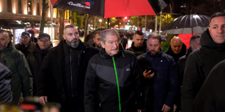 Berisha rikthehet në mesin e protestuesve: S’ka bojkot zgjedhjesh, por përballje me Ramën!