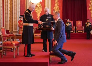 Sir Christopher Nolan! Regjisori dhe e shoqja marrin tituj nderi nga mbreti Charles