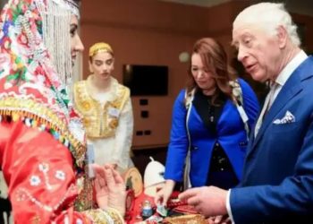 Mbreti Charles në panairin në Britani, mahnitet nga veshjet kombëtare shqiptare