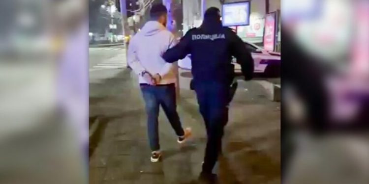 Mbrëmë në Beograd janë sulmuar studentët që po bllokonin fakultetet, gjashtë prej tyre përfundojnë në emergjencë