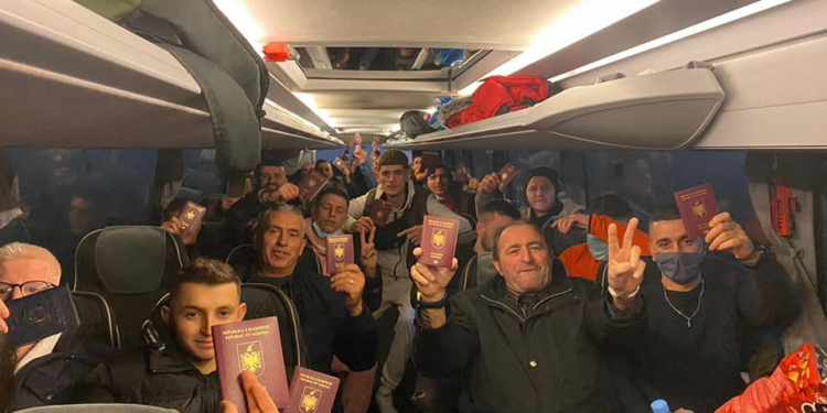 Largimet nga vendi/ Statistikat: 28% duan të emigrojnë. Analistët shpjegojnë arsyet