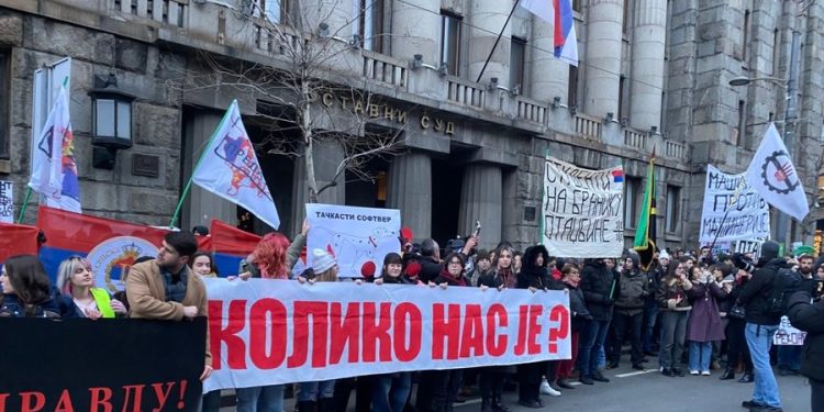 Pankarta për Kosovën në protestat e studentëve në Serbi