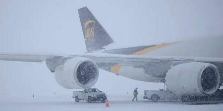 Viktima dhe ndërprerje të udhëtimeve nga stuhia e dimrit në SHBA