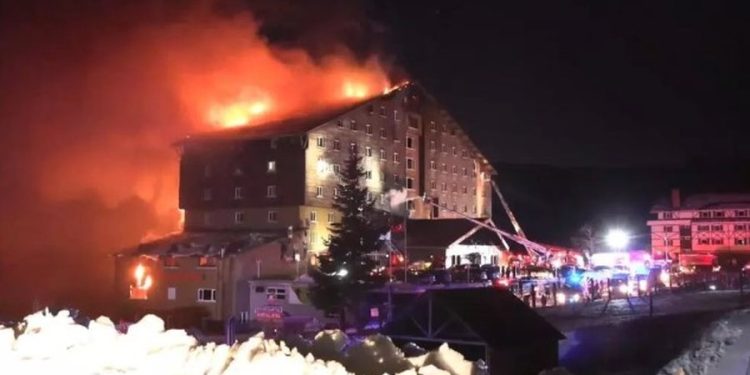 Tragjedi në Turqi/ Resorti i skive përfshihet nga zjarri, 10 të vdekur dhe 32 të plagosur