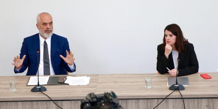 “Ishte me fëmijë, më mashtroi”, Rovena Stefa rrëfen si u dashurua me një burrë të martuar