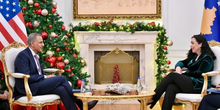 “Lajm i shkëlqyer për Kosovën”, Vjosa Osmani takon zyrtarin e lartë amerikan