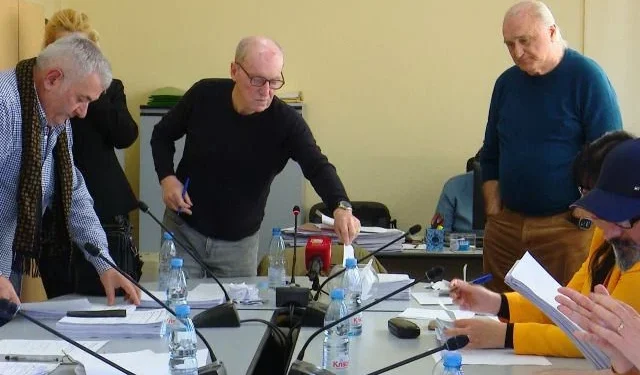 Gara për drejtues të RTSH-së, Këshilli Drejtues skualifikon në mënyrë të paligjshme 8 nga 10 kandidatët. Mevlan Shanaj voton “fshehtas” nga Vietnami