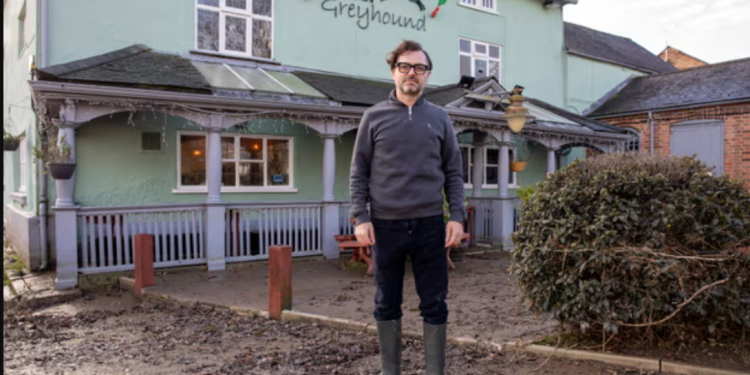 VIDEO/ Shqiptari në Angli futet në mes të përmbytjes për të shpëtuar gruan e bllokuar në makinë