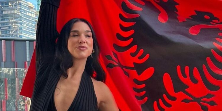 Tmerrohet Dua Lipa! Fansat e “fiksuar” i futen fshehurazi në dhomën e hotelit