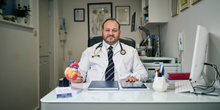 Mjeku shqiptar nga Londra Dr. Kristo Papa, kandidat potencial nga diaspora shqiptare per deputet, shembull integrimi dhe suksesi në Britaninë e Madhe