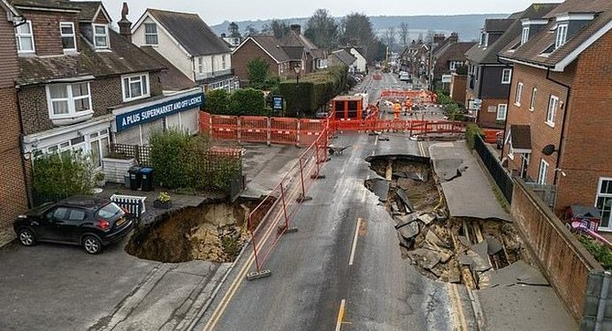 Angli/ Gropat gjigante hapen në mes të rrugës, çifti i të moshuarve: Nuk dalim nga shtëpia, ajo ka 150 vjet që është ndërtuar