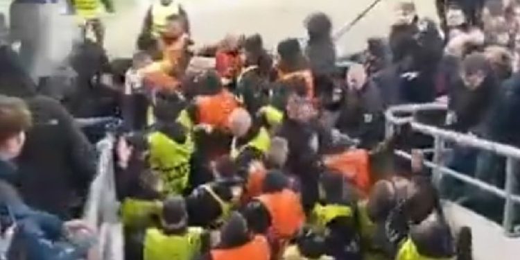 VIDEO/ Çmenduria e tifozëve hungarezë për t’u përballur me kundërshtarët