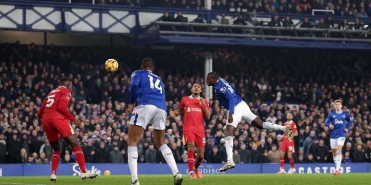 VIDEO/ Katër gola dhe tre kartona të kuq, Everton barazon 2-2 në shtesë Liverpoolin! Tifozët futen në fushë