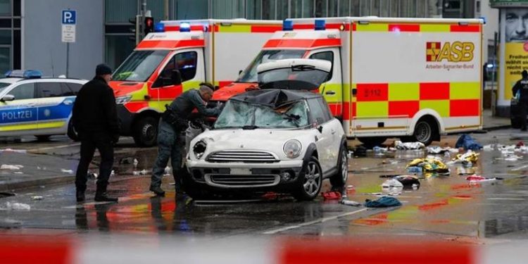 Gjermani/ Makina merr përpara një grup demonstruesish në Mynih, 20 të plagosur