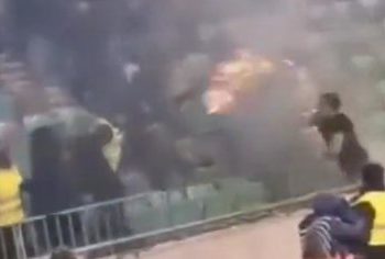 Sherr mes tifozëve “fqinj”, godasin njëri-tjetrin me flakadanë