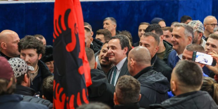 Kurti takon mbështetësit e tij në Prishtinë, zotohet se do të bëjë dyfishimin e kapacitetit të mbulueshmërisë së ngrohjes qendrore në kryeqytet
