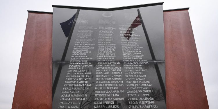 Presidentja Osmani kujton përvjetorin e Masakrës së Likoshanit dhe Qirezit