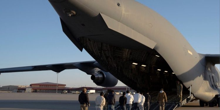 10 emigrantët më të rrezikshëm mbërrijnë në Guantanamo