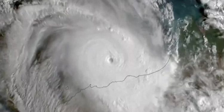 Erëra të fuqishme deri në 290 km/h, cikloni Zelia godet Australinë