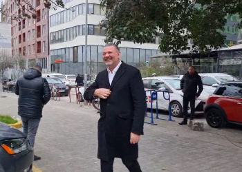 Tom Doshi paraqitet në SPAK, hyn i buzëqeshur në Prokurorinë e Posaçme