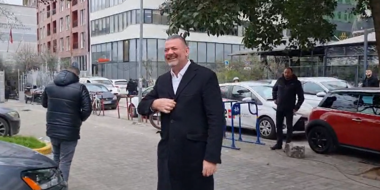 Tom Doshi paraqitet në SPAK, hyn i buzëqeshur në Prokurorinë e Posaçme